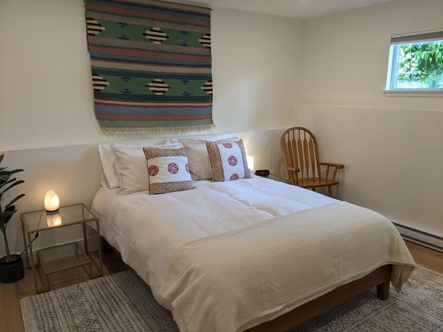 Bright Modern 1Br Suite In Sooke Village Core 外观 照片
