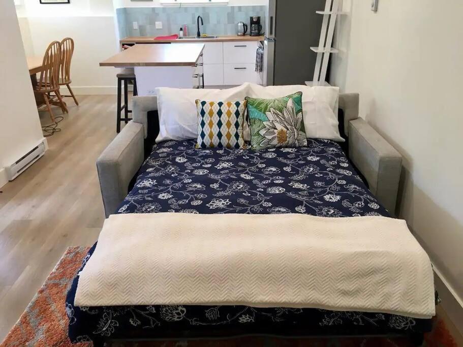 Bright Modern 1Br Suite In Sooke Village Core 外观 照片