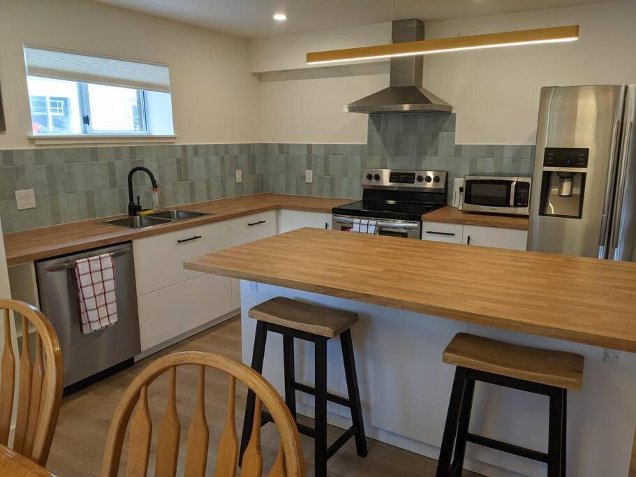 Bright Modern 1Br Suite In Sooke Village Core 外观 照片