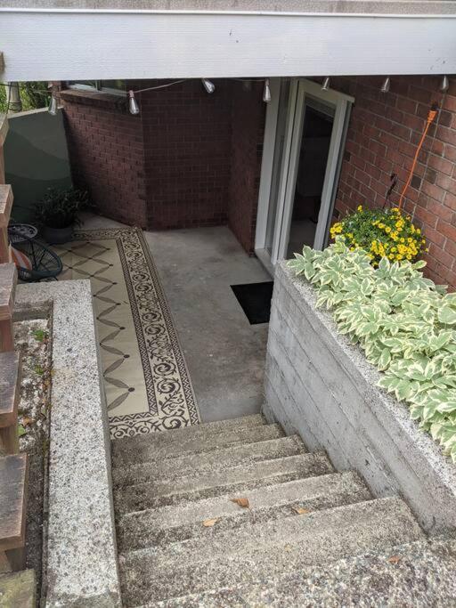 Bright Modern 1Br Suite In Sooke Village Core 外观 照片