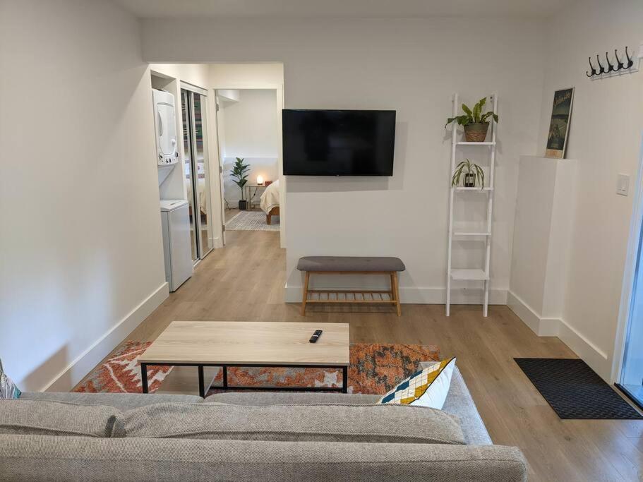 Bright Modern 1Br Suite In Sooke Village Core 外观 照片