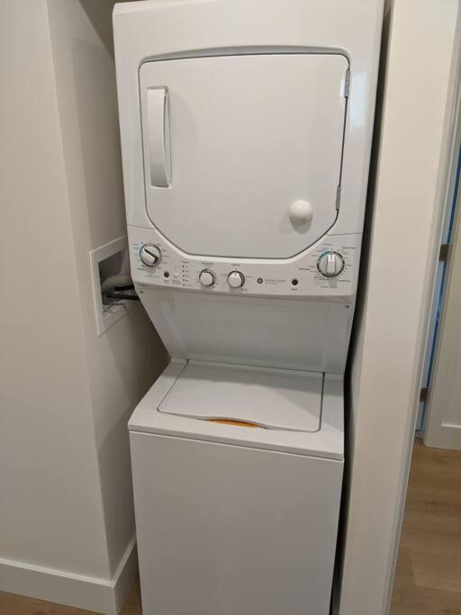 Bright Modern 1Br Suite In Sooke Village Core 外观 照片
