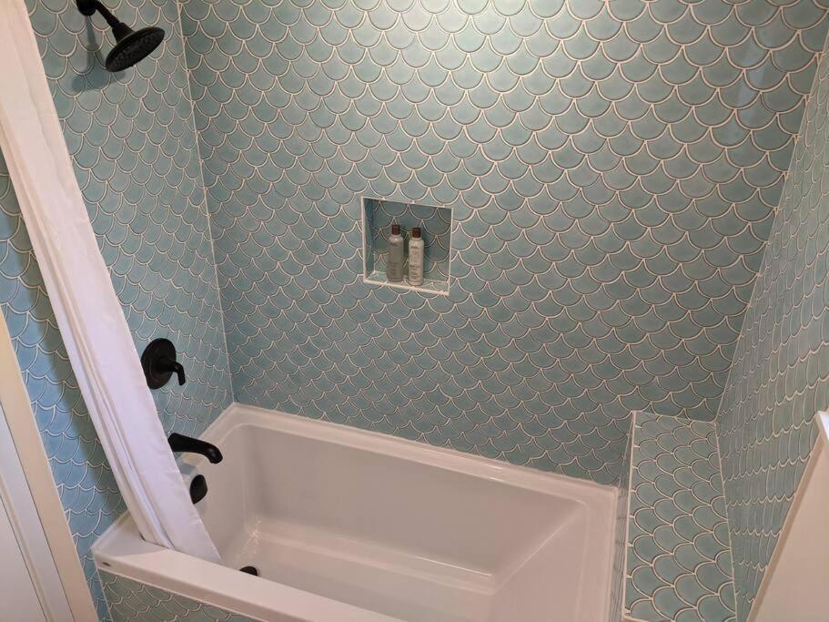 Bright Modern 1Br Suite In Sooke Village Core 外观 照片