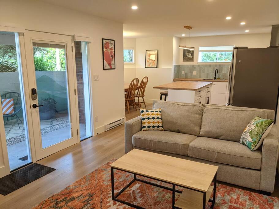 Bright Modern 1Br Suite In Sooke Village Core 外观 照片