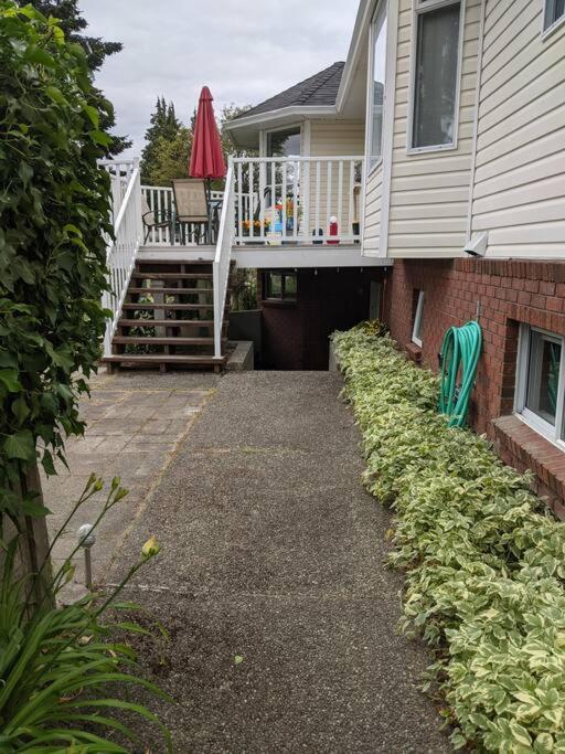 Bright Modern 1Br Suite In Sooke Village Core 外观 照片