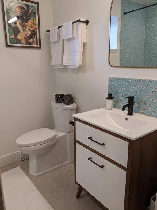 Bright Modern 1Br Suite In Sooke Village Core 外观 照片